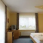 Zur Linde 3*